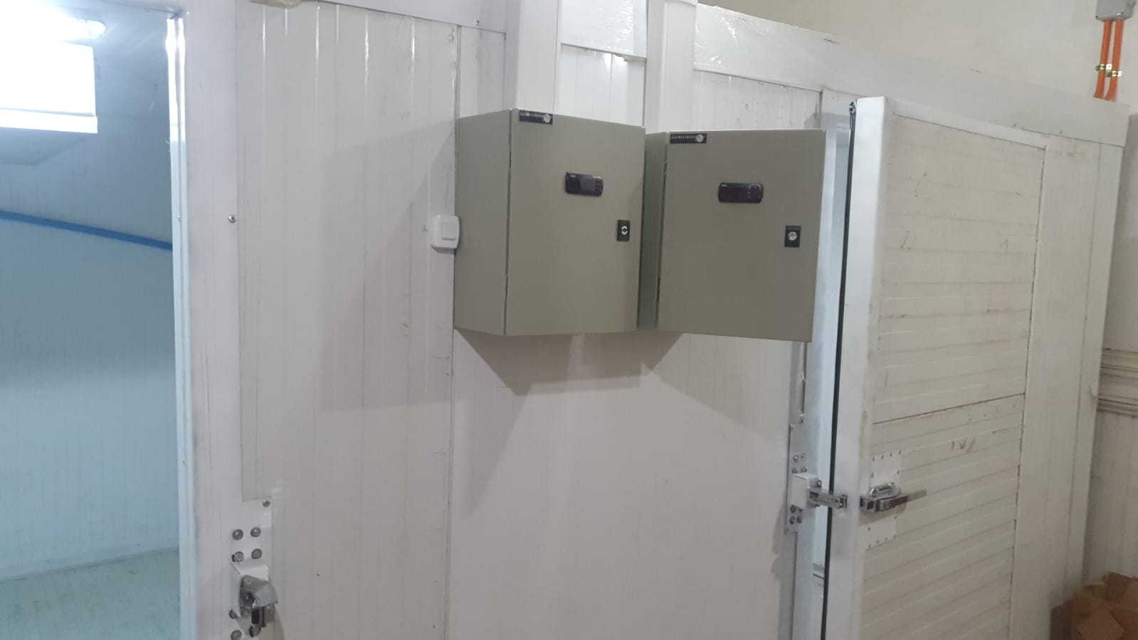 Puertas de cierre por golpe de fierro zincado con pintura al horno. De todas las medidas